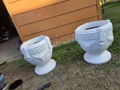 Vase à fleur en ciment identiques bon état 60$ Shawi Sud, View more