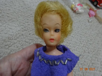 Barbie look-alike  Lilli Bild  bubblecut  white irises, U  neck