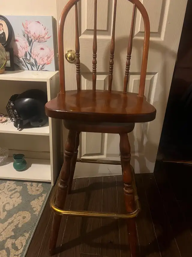 Rotating wood bar stool in Chairs & Recliners in Markham / York Region - Image 4