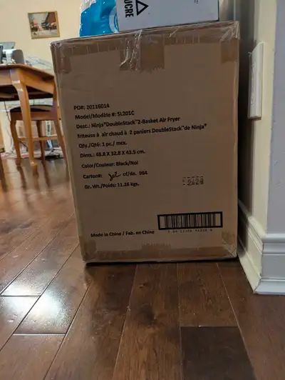 Friteuse à air chaud avec 2 paniers Cadeau reçu en double Boîte scellée jamais ouverte. Paiement pos...