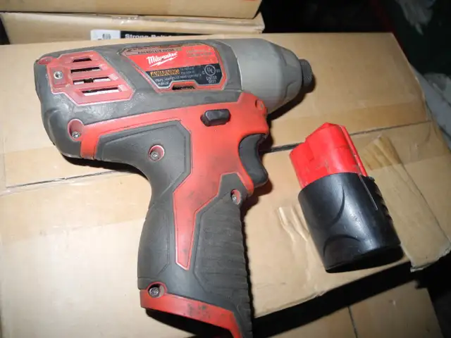 Milwake 1 2volt Impact driver with battry in Power Tools in Edmonton - Image 4