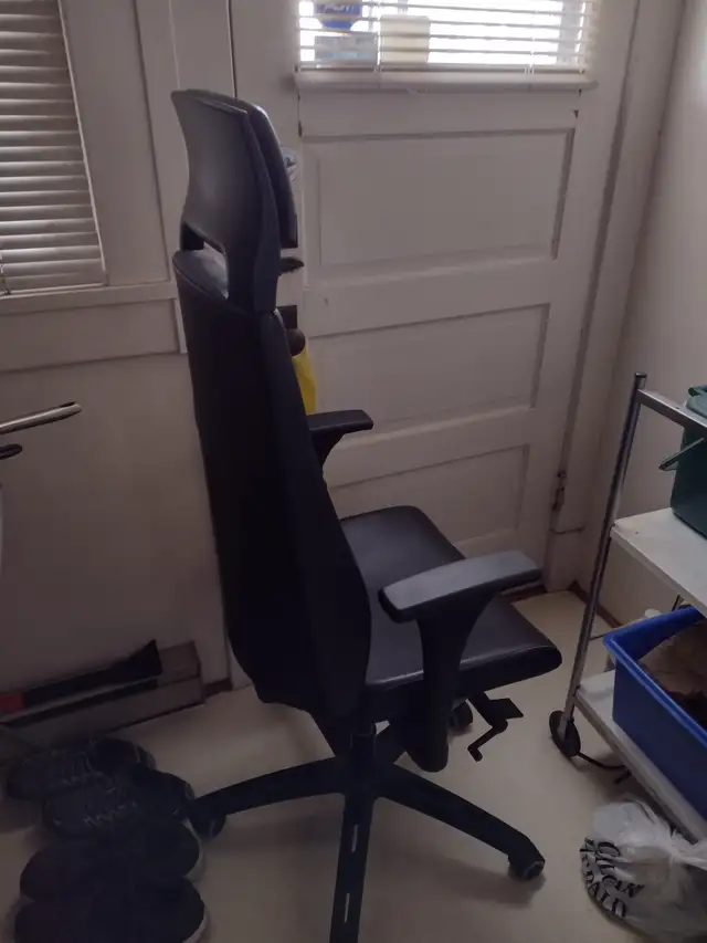 IKEA VOLMAR FULL GRAIN LEATHER CHAIR in Chairs & Recliners in Downtown-West End - Image 3