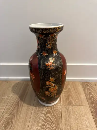Ce vase décoratif, arborant des motifs floraux complexes et une palette de couleurs riches, ajoutera...