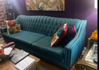vintage couch in Furniture in Calgary | Kijiji Marketplaces