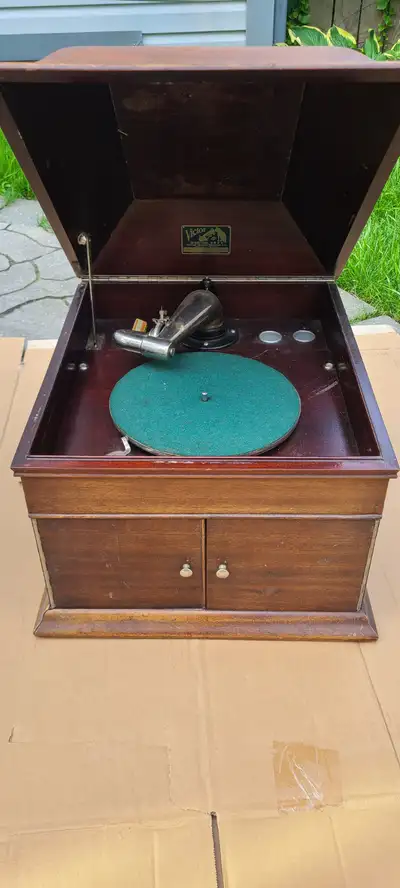 Beautiful Victor VV V1 antique phonograph. Built in 1911. In excellent working condition.