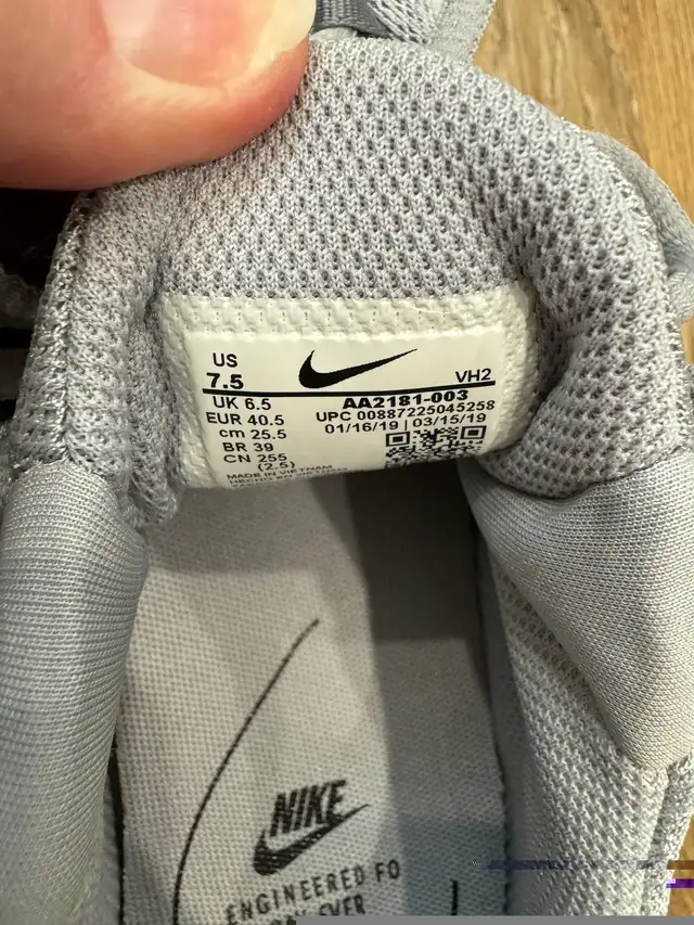 Nike men’s sneakers size 7.5 in Men's Shoes in Calgary - Image 6