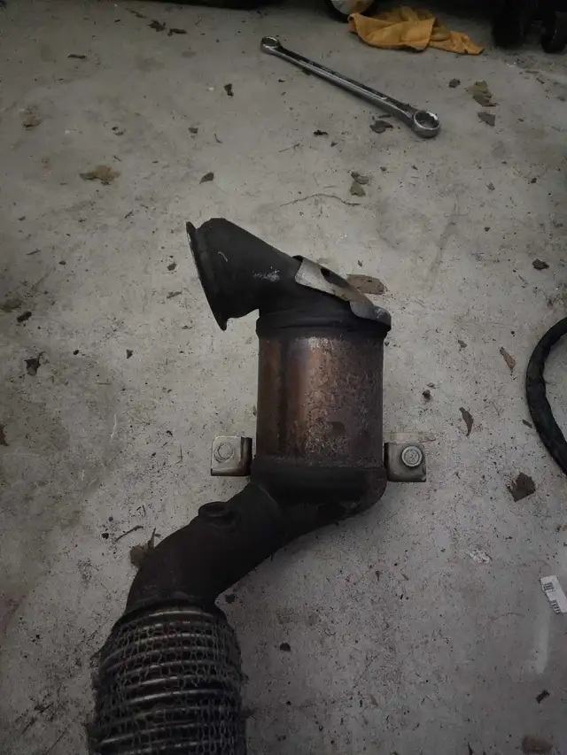 stock mk7 golf r down pipe in Engine & Engine Parts in Napanee - Image 3