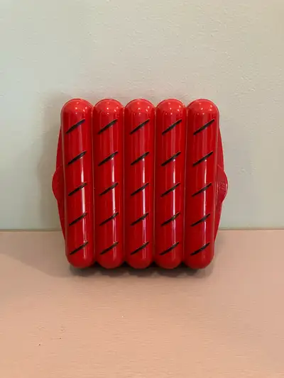 Jo!e Hot Dog Storage Pod Store leftover hotdogs to stay fresh and odor free. Holds 10 hotdogs.