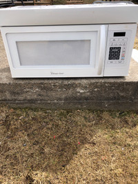 Microwave oven with fan vent