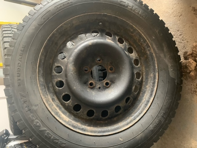Winter Tires on  Steel Rims 225 65 17 dans Pneus et jantes  à Ouest de l’Île - Image 3