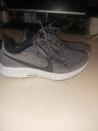 Selling women Nike runners grey size 8 $20