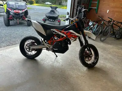 2017 Ktm 690 enduro 20,000 kms Two sets of wheels and tires Off road and super moto $7999 plus tax f...