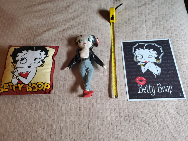Betty Boop, poupée rockeuse en tissu 16",coussin 12x12, tableau  in Arts & Collectibles in Laval / North Shore