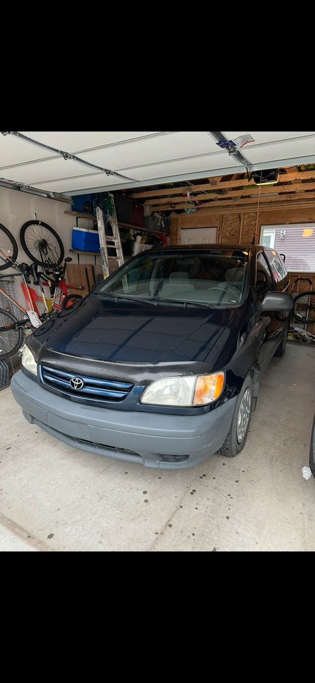 Toyota Sienna 2003 CE in Cars & Trucks in Edmonton