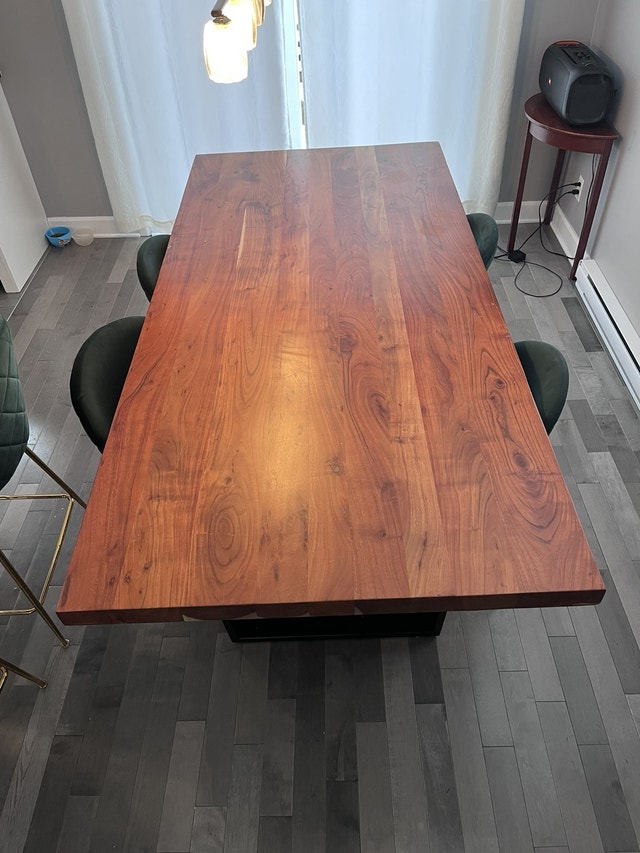 Table bois massif, 4 chaises et deux tabourets Mobilier de salle à