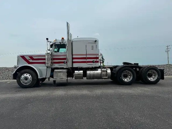 2023 Peterbilt 389 Tandem Truck Tractor in Heavy Trucks in Red Deer - Image 3