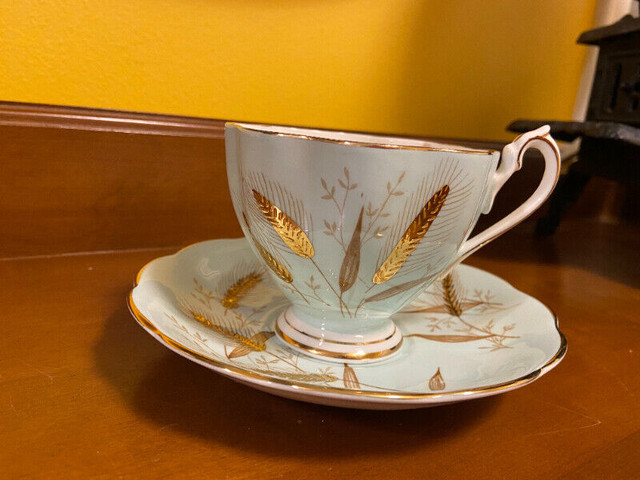 Vintage Queen Anne Tea Cup Saucer Fine Bone China England in Arts & Collectibles in Oshawa / Durham Region - Image 2