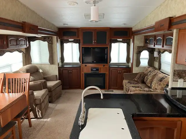 2013 Cougar 37’ Fifth Wheel in Travel Trailers & Campers in Revelstoke - Image 8