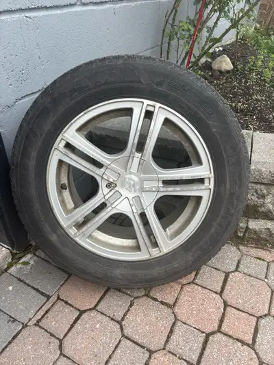 215 60 R16 Very Good Condition! 4 Goodyear Ultragrip Winter tires on SACCHI 262 SILVER RIMS Size : 1...