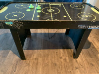 Air hockey table