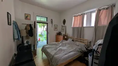 Charming 3 ½ Victorian‑style apartment located in the heart of downtown Montreal. An ideal spot for...