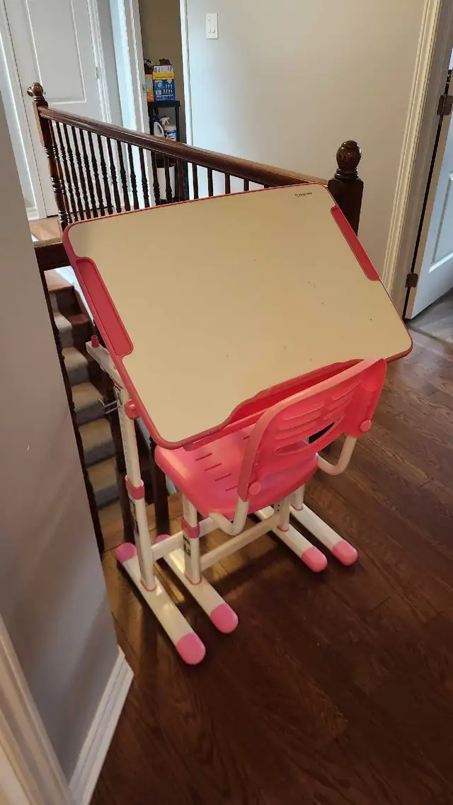 Height Adjustable Children's Desk and Chair Set in Desks in Ottawa - Image 6