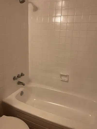 2 bedroom spacious apt for rent. Laundry on site. Secure building.