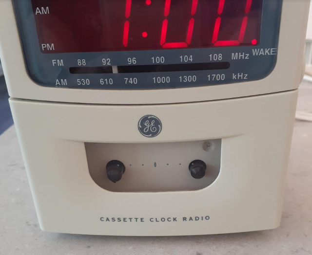 Vintage GE Cassette AM/FM Clock Radio Alarm Clock 7-4904A in General Electronics in Markham / York Region - Image 7