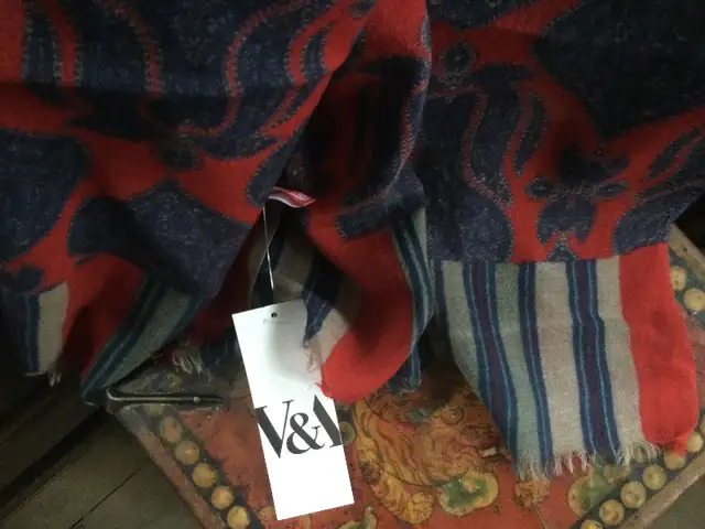 V & A Museum Pure Wool Scarf Palsley Pattern in Other in Edmonton - Image 4