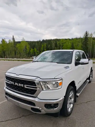 2022 Ram 1500 Big Horn ONLY 11900 KM 4x4 Crew Cab 5'7" box V6 Etorque– First Owner (Like NEW) - Dail...