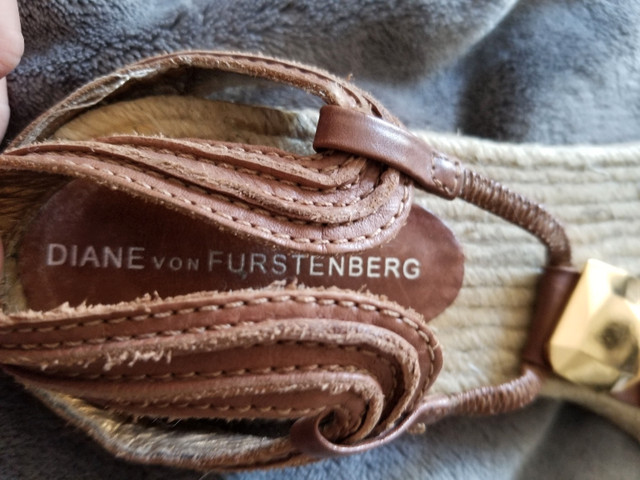 9.5 Sandales Diane Von Furstenburg Sandals  dans Femmes - Chaussures  à Ville de Montréal - Image 2