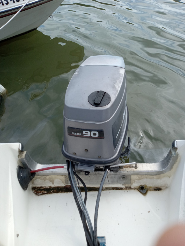 15 ft bowrider style boat with 90hp yamaha and trailer in Powerboats & Motorboats in St. Catharines - Image 2