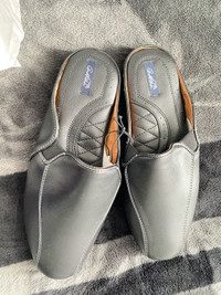 Men’s size 11W Black Arnold Palmer slippers