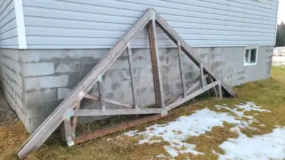3 trusses 1 gable trusses 10/12 pitch 12' building size 2' overhang Perfect for a shed, Entrance way...