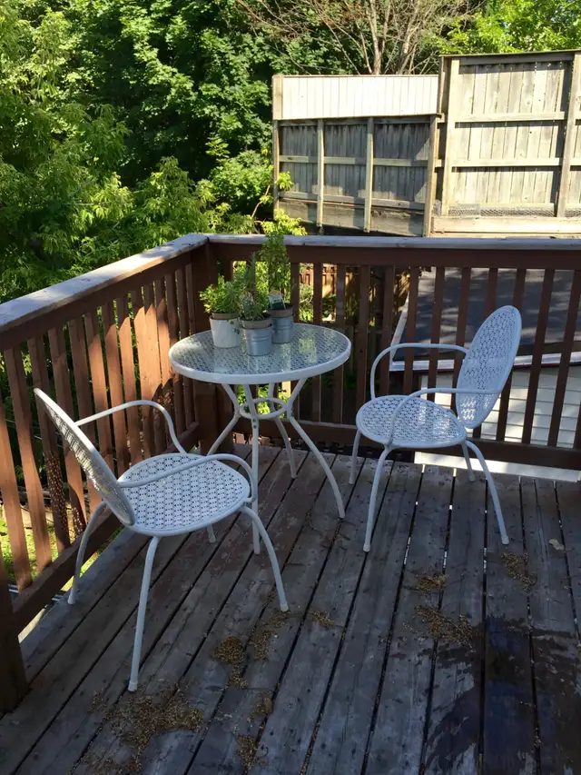 Top floor Apartment in LESLIEVILLE!