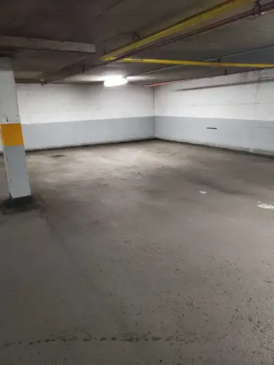 J'ai un stationnement intérieur à louer pour remisage temporaire. Idéal car très près de l'aéroport...