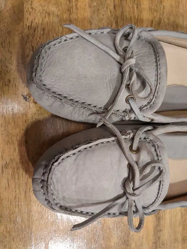 Women's Frye Loafers Moccasins Slip-on Shoes - Size 8.5 in Women's - Shoes in City of Toronto - Image 3