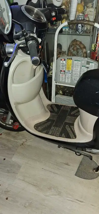 Motoring e scooter for sale like new never seen the rain, stored inside Message me 226 332 3409
