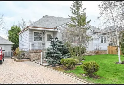 Bright and spacious 2-bedroom, 1-bath apartment located near Mohawk College. Features a comfortable...