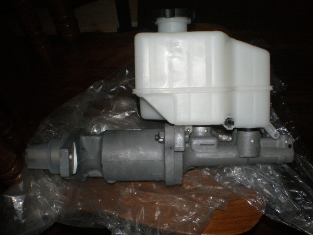 GM MASTER CYLINDER Fits 2008-2013 TRUCKS in Other Parts & Accessories in Leamington - Image 2