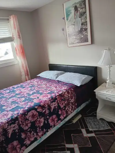 Furnished room with a double bed for a single guest. Share common areas including bathroom, kitchen,...