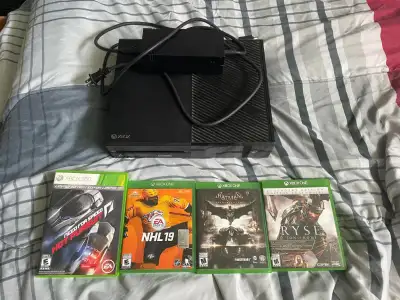 Xbox One avec 4 jeux / with 4 games - 95$ Tout fonctionne sauf le lecteur CD / Everything works exce...