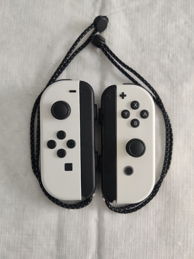 Nintendo Switch JoyCon Controllers (White) Nintendo Switch City of