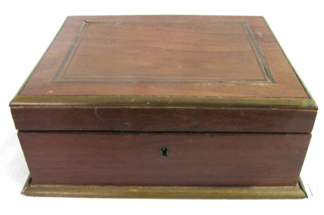 PETITE BOITE DE RANGEMENT ANTIQUE SMALL STORAGE BOX dans Art et objets de collection  à Ouest de l’Île