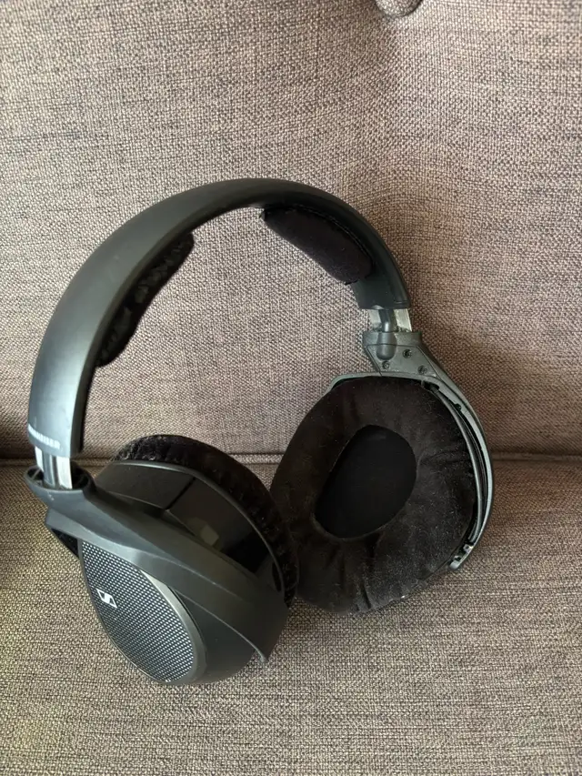 Sennheiser RS175 wireless  headphone system in Headphones in City of Toronto - Image 7
