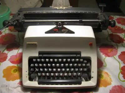 GROSSE dactylo de bureau OLYMPIA Western Germany., View more