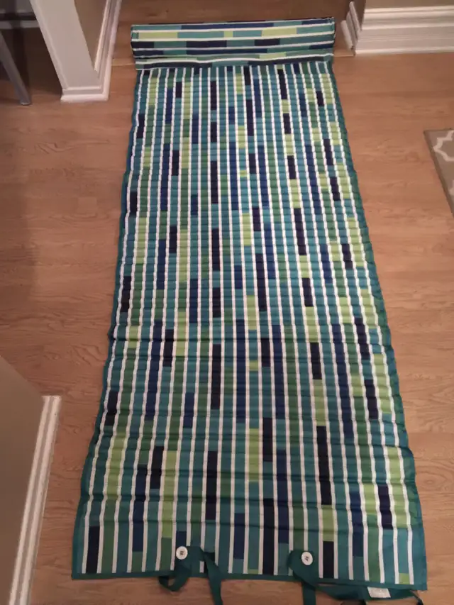 Sand beach free solid bed towel with pilow good price new in Bathwares in Ottawa - Image 3