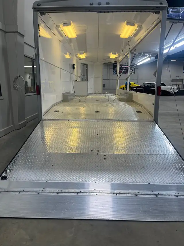 THE ULTIMATE TRAILER! 2006 WELLS CARGO 31' V-NOSE - LIKE NEW! in Cargo & Utility Trailers in Edmonton - Image 15