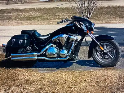 2013 stateline 1300cc shaft drive,great shape,new tires/battery