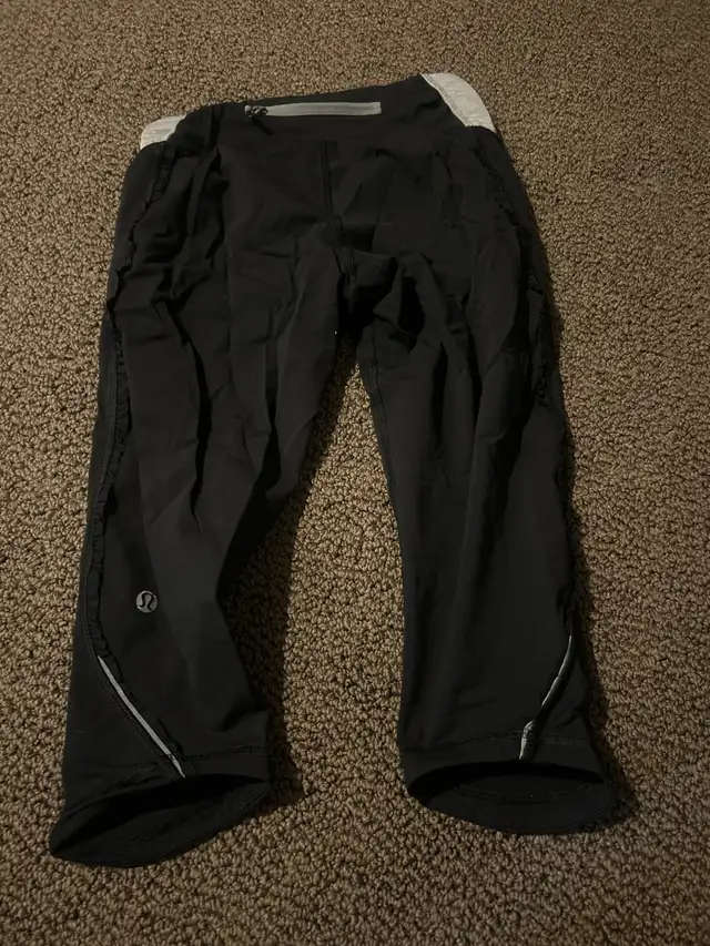 knee length lulus size 4 in Women's - Bottoms in Oshawa / Durham Region - Image 3